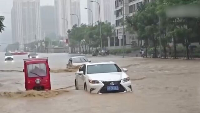 重庆南川 :暴雨致城区积水,相关部门紧急排涝