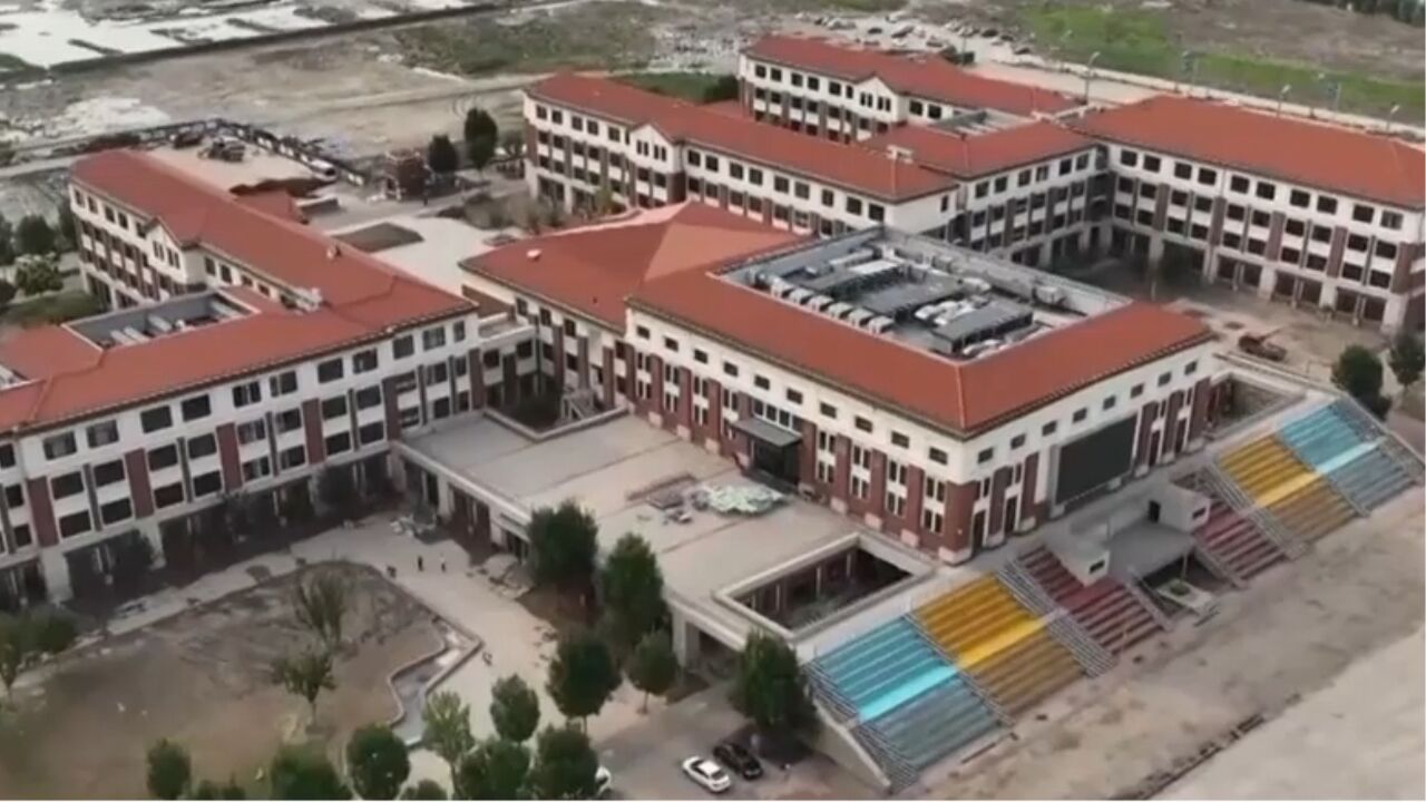 各地和有关部门有序推进灾后恢复重建,河北涿州等地受灾学校正加紧修缮,保证学生按时开学