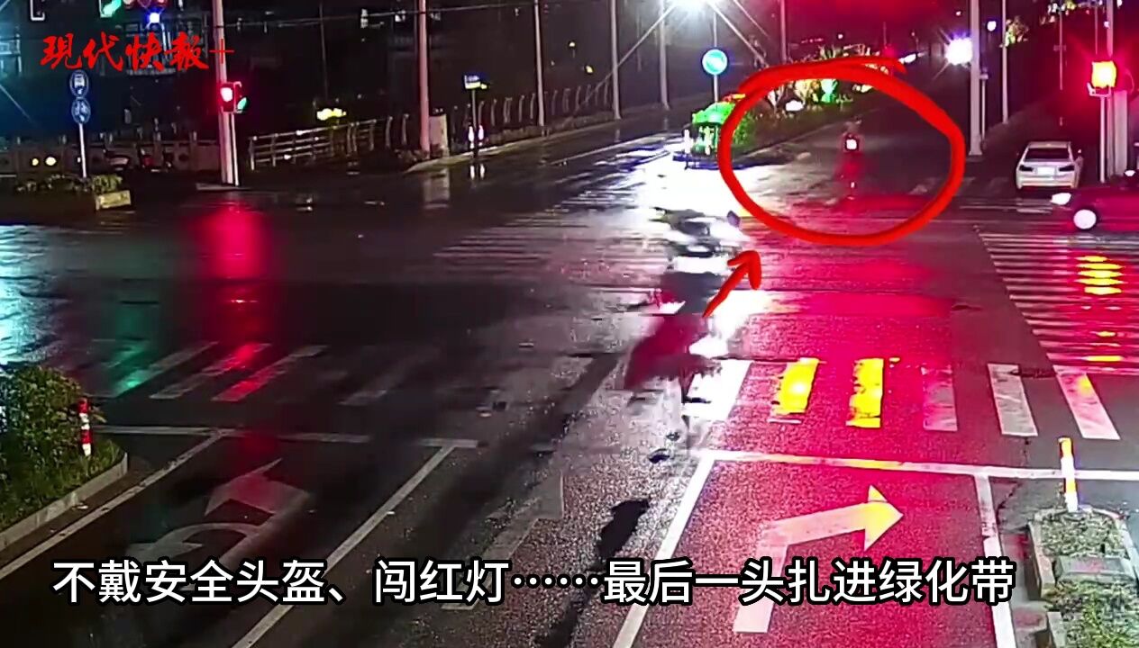 醉酒驾驶电动车,男子一头扎进绿化带