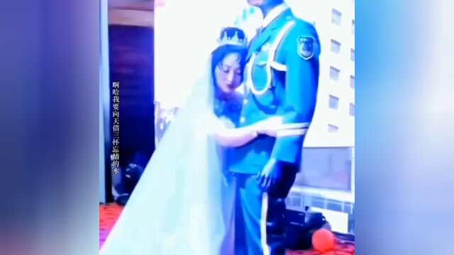 女子拿着丈夫的遗相结婚