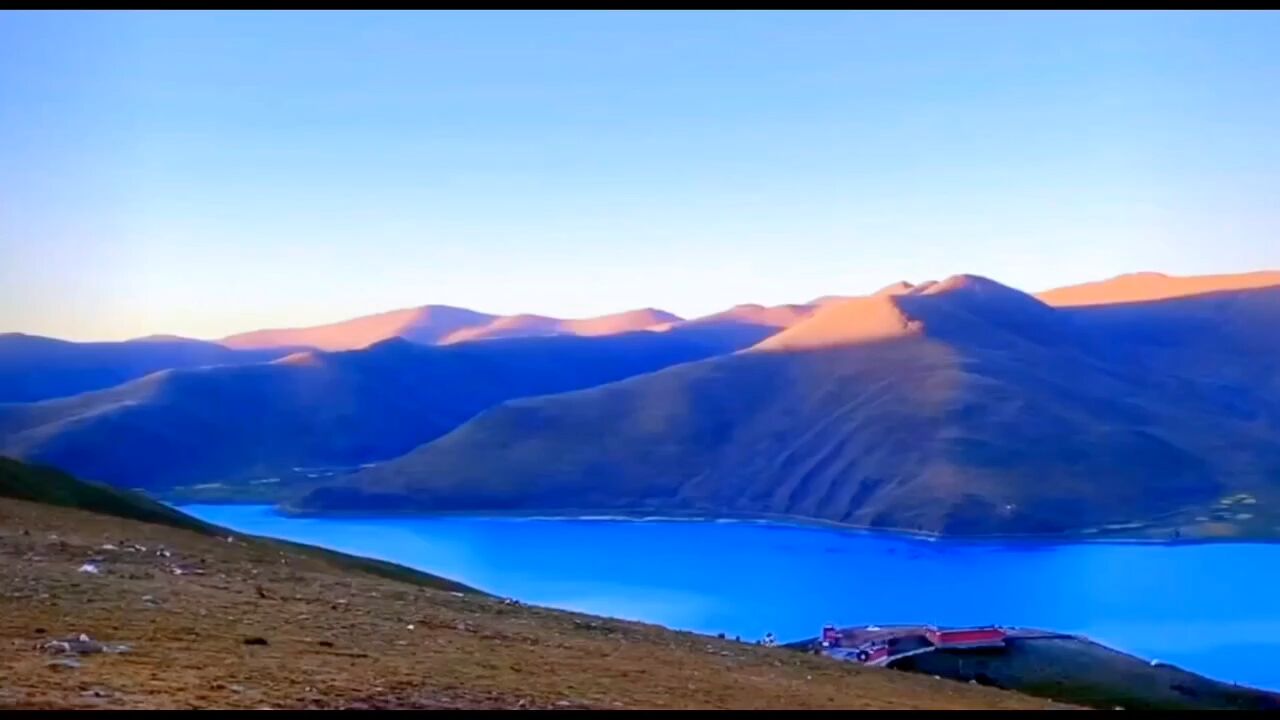 大好河山风景如画,天上的西藏日照金山,好似一幅“金山银水”美丽壮阔的山水画卷