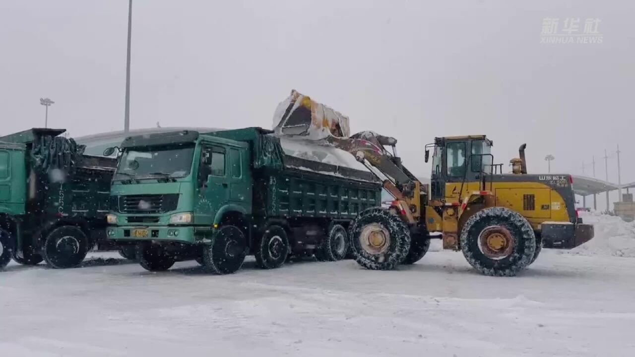 大连机场全力应对冰雪 保障安全运行