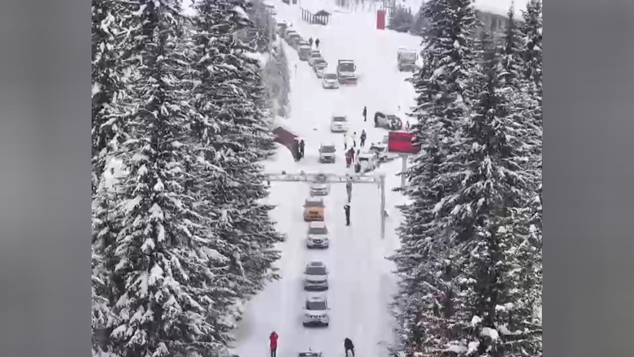 新疆阿勒泰,持续暴雪致游客滞留,部分道路已抢通