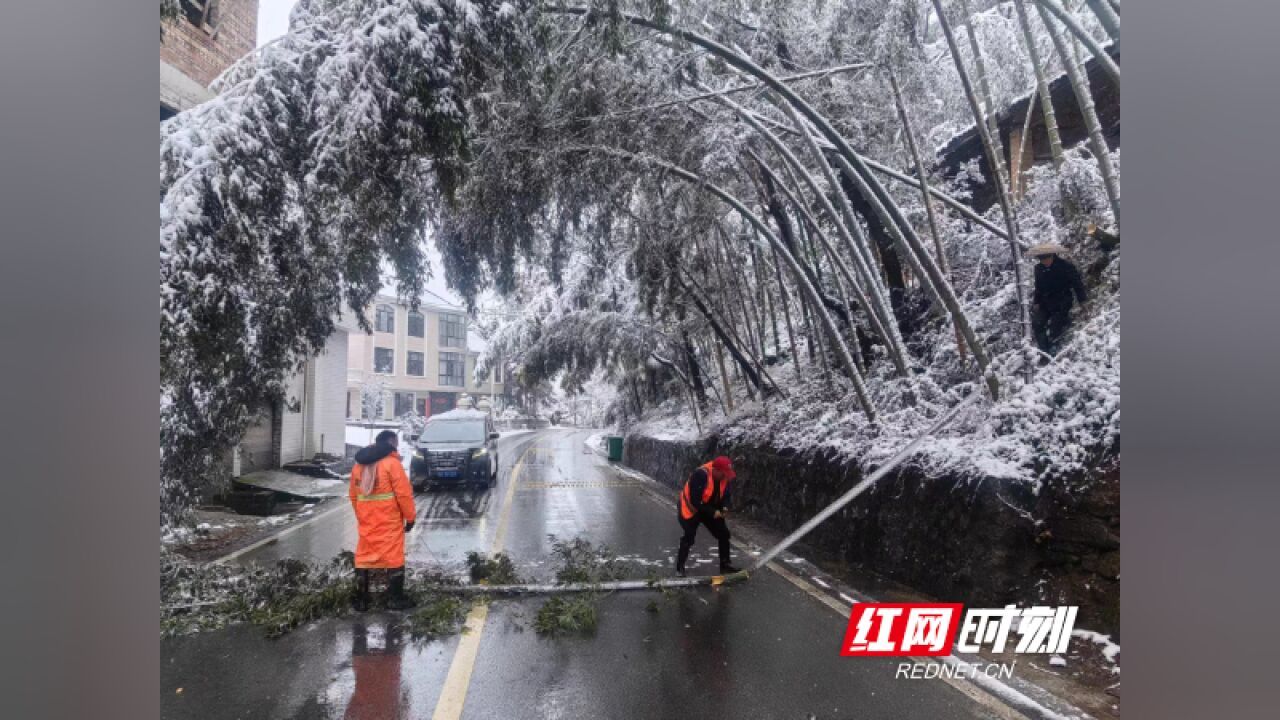 隆回公路:鏖战冰雪保畅通