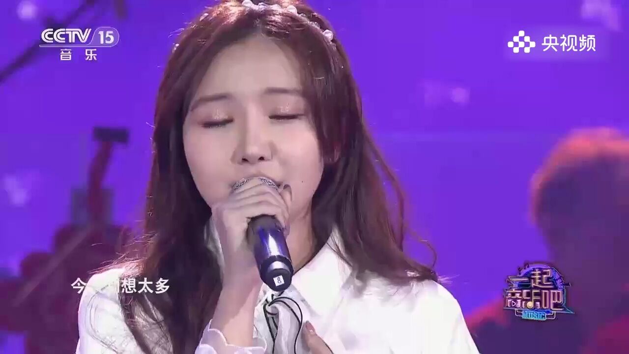 美女演唱《小手拉大手》,歌声甜美,堪比原唱好听