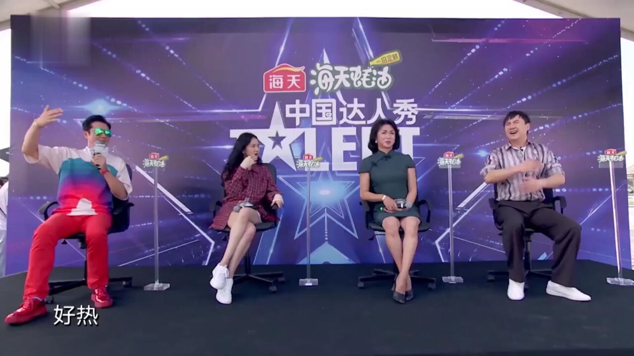 女司机开车,小伙在车顶上表演钻火圈,观察员都惊叹不已