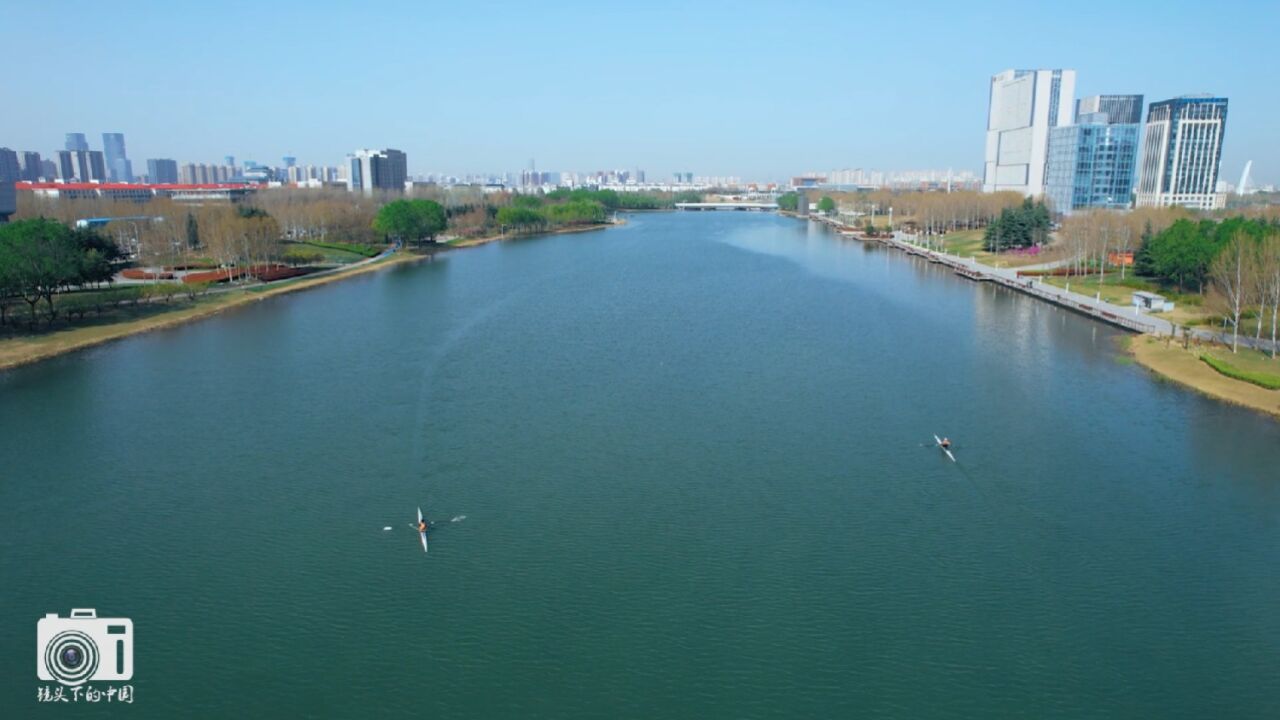 春日踏春相约打卡郑州龙子湖公园湖光水色潋滟,柳绿花红姹紫