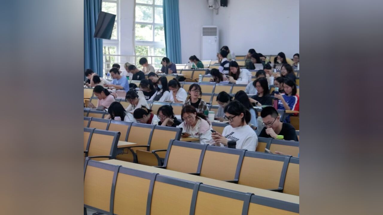 大学寄成绩单给家长引发热议,拉近距离还是侵犯隐私?