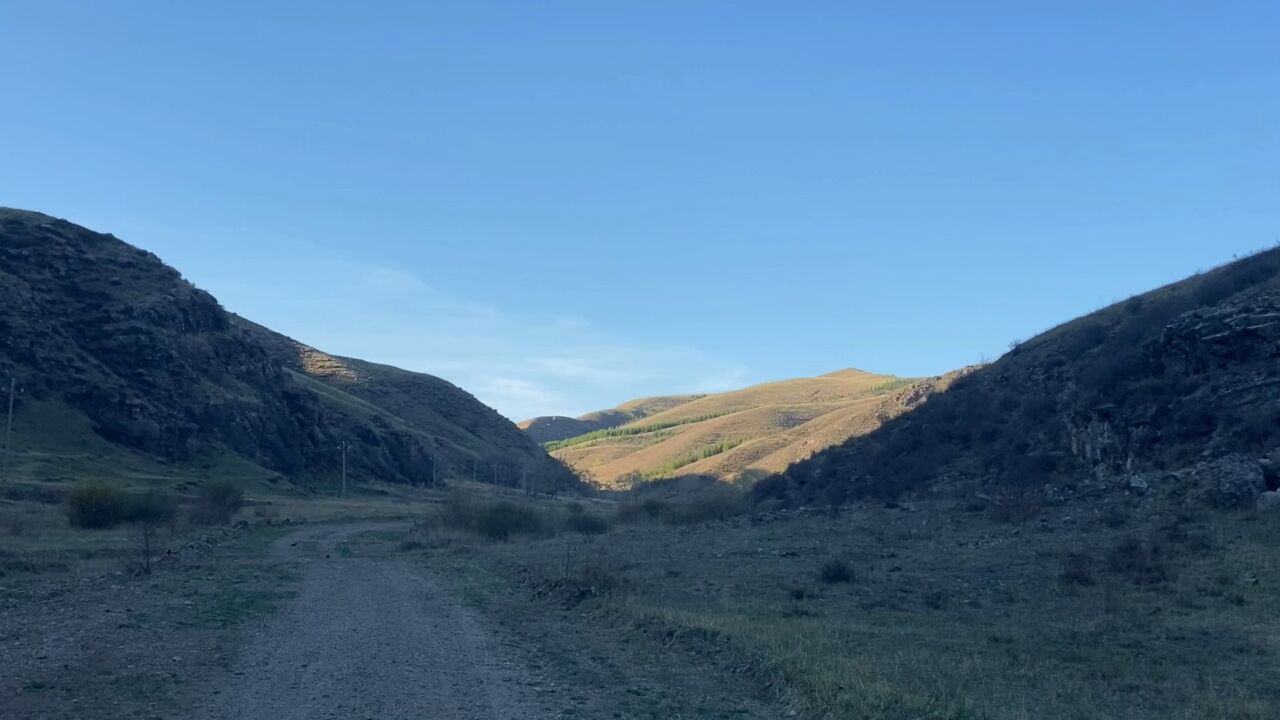 内蒙大青山一处秘境,高山流水遍地野生动物,在这睡一觉治愈心灵