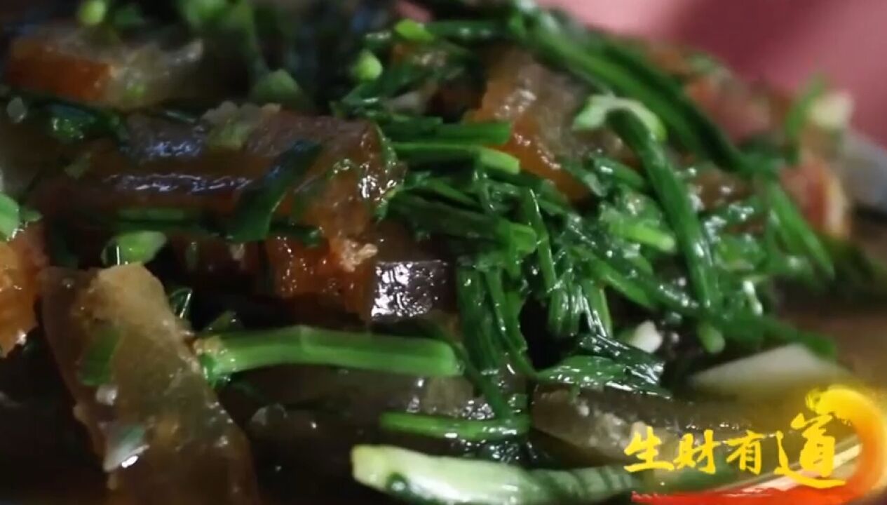 当地乡野美食“野韭菜炒腊肉”,香味浓郁回味悠长,深受食客喜爱