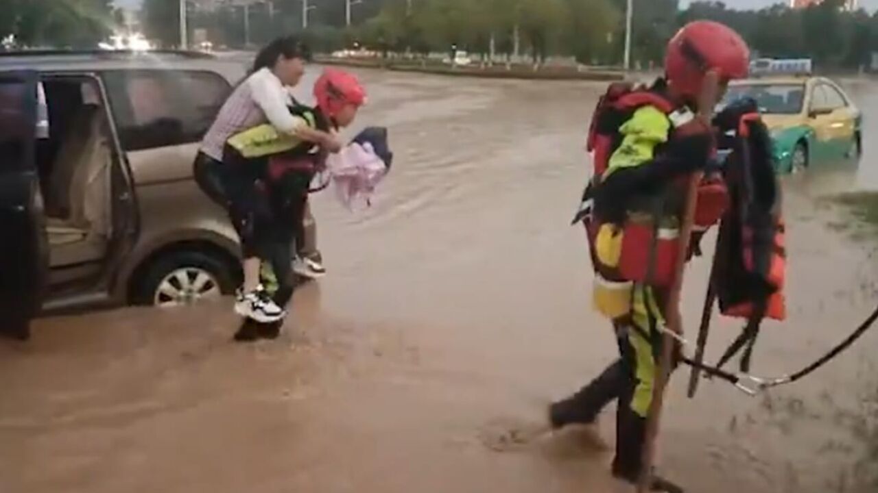 云南曲靖突降暴雨致城市内涝,积水最深处超2米,消防:疏散被困群众235人