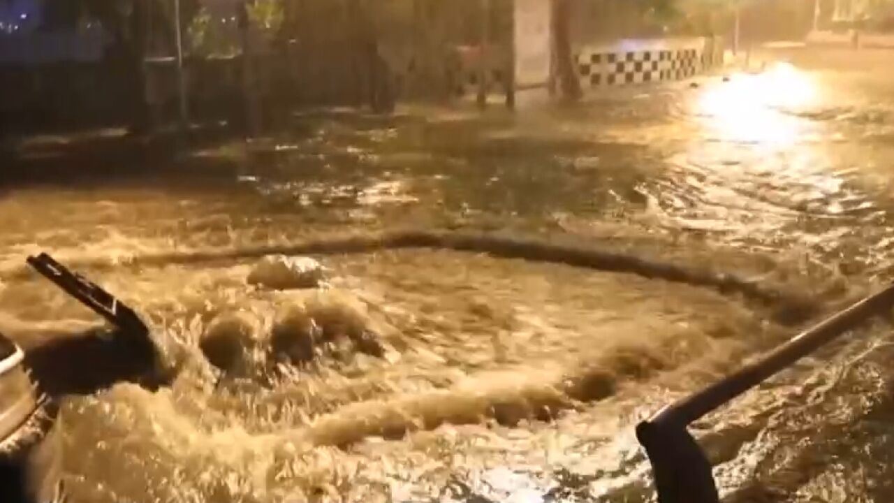 南方迎新一轮强降雨,重庆强降雨致低洼路段积水,抢险排水进行中