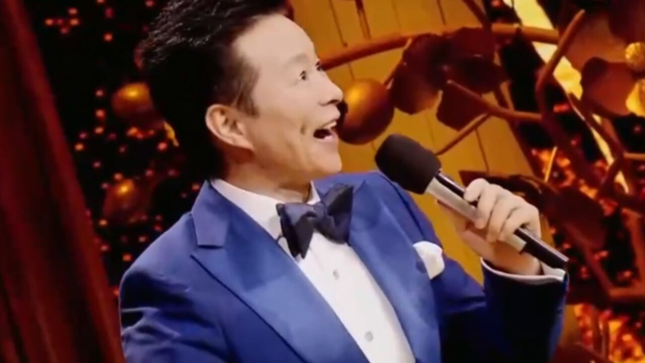 歌曲《西部放歌》,王宏伟优美大气的曲调,醇厚热烈的歌词感染着观众