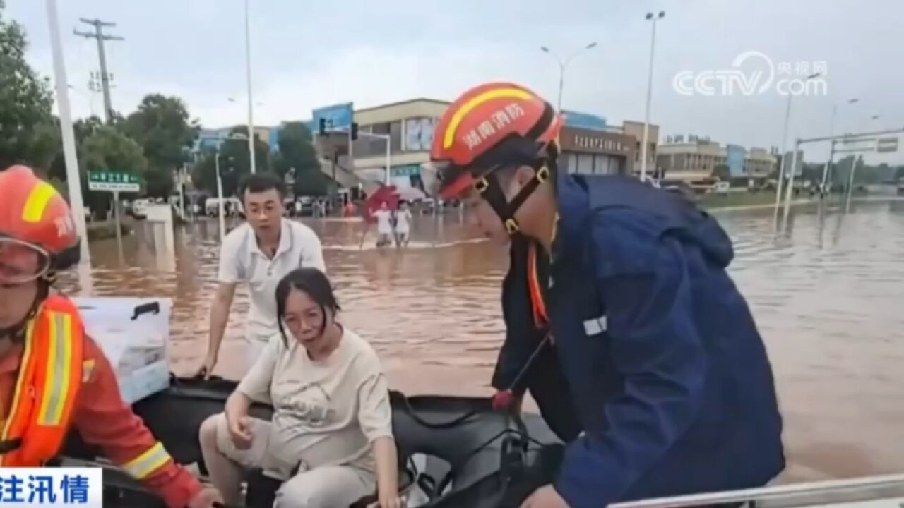 关注汛情,湖南平江:争分夺秒,消防员营救被困群众