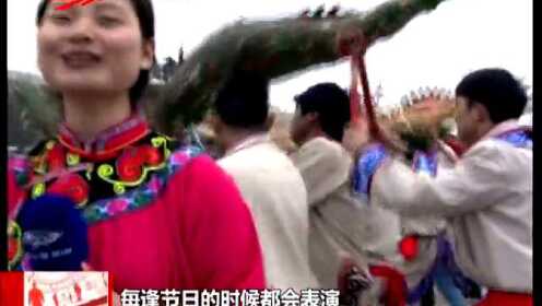 北川羌族同胞着民族服饰耍“麻龙马灯”