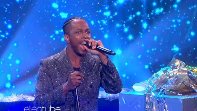 Leslie Odom Jr. Performs 'Last Christmas'