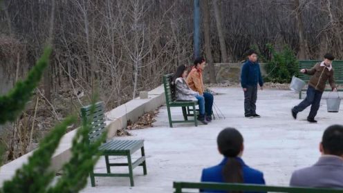 《我哥我嫂》第45集01：彭光亮表演少林功夫不幸摔倒，没想到竟把芊芊逗笑了