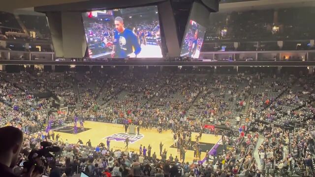 欢迎回家！国王主场介绍哈利伯顿时全场观众鼓掌欢呼