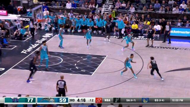 罗斯大灌篮弹飞错失十佳球 汉普顿单刀直入2+1为兄弟挽尊