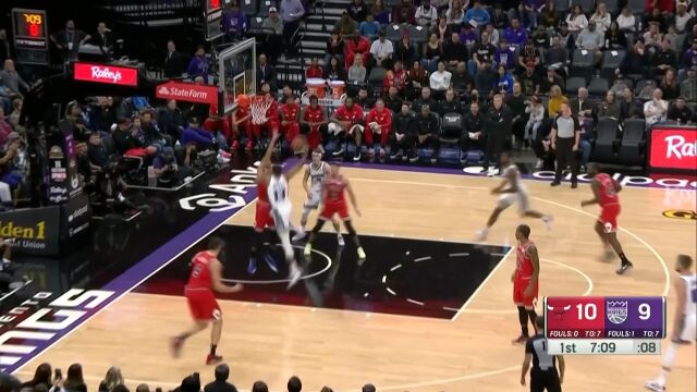 穆雷一个虚晃摆脱防守 突破上篮稳稳打进