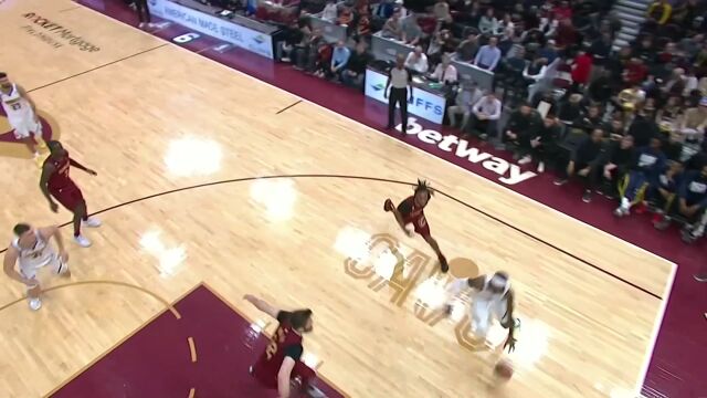 韦德乱军从中强起上篮 波普底角突破高难度反手上篮还以颜色