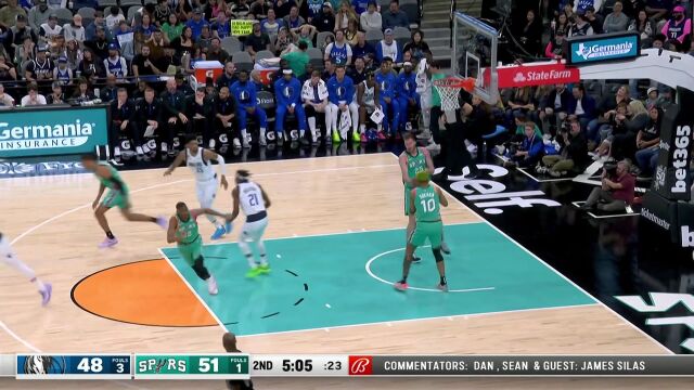 珀尔特尔击地妙传 约翰逊溜底线接球双手挂筐重扣