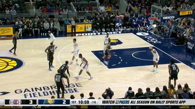 节奏变化骗过防守 哈利伯顿灵动突破挑篮得手