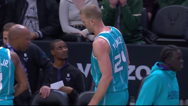 黄蜂138-109雄鹿 罗齐尔39+4携手鲍尔24+12助队大胜