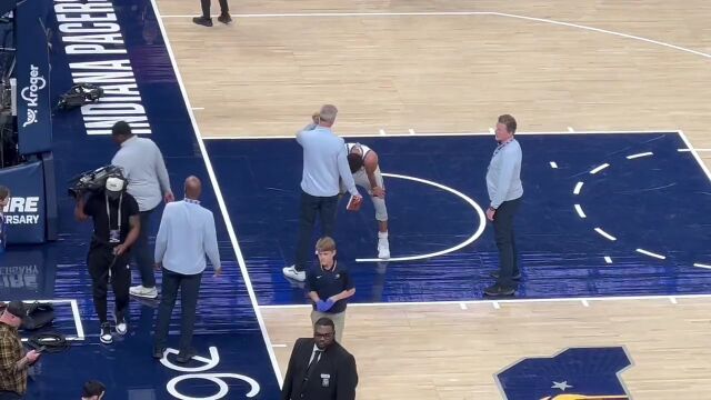 独自带队真累啊 半场结束库里扶着膝盖呆了半天才回更衣室