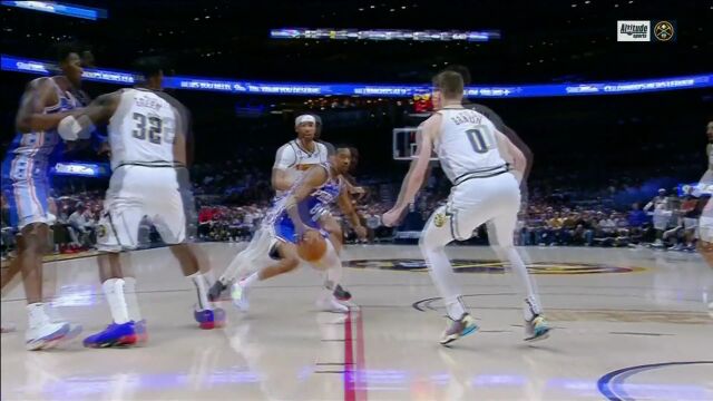 梅尔顿突破禁区 霸气上篮打进2+1