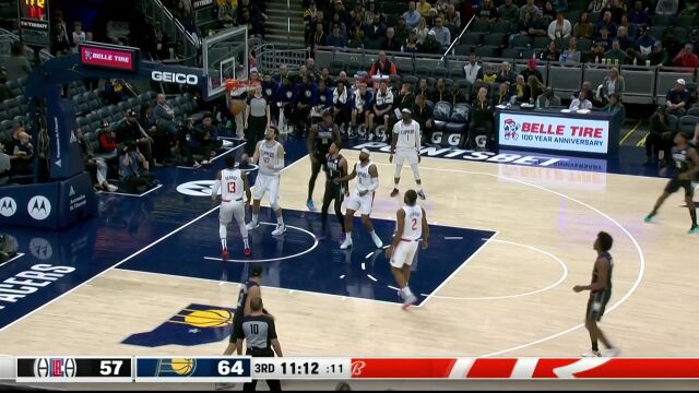 假动作骗过防守 哈利伯顿突破小抛投轻松得手