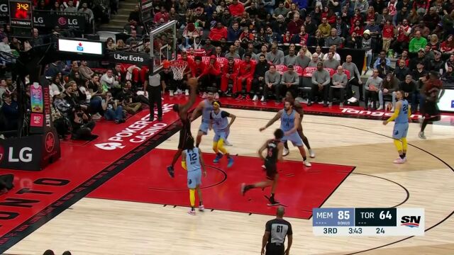 阿奴诺比小抛投滑框而出 布切尔篮下守株待兔二次进攻打成