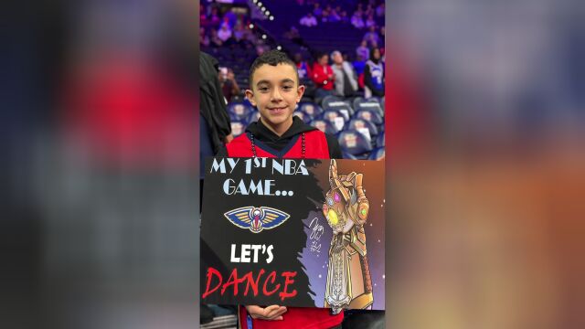 太幸运了吧！ 小球迷人生中第一场NBA比赛就得到锡安的签名