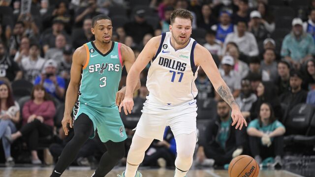 独行侠126-125马刺 东契奇51+6+9约翰逊空砍30分