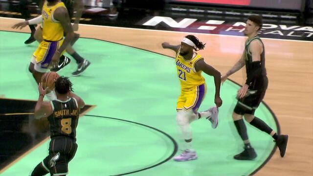 惊呆了老铁！史密斯一飞冲天欲隔扣詹姆斯可惜扣飞