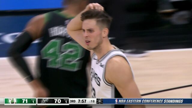 斯玛特挡拆撞到科林斯受伤 捂着大腿一瘸一拐离场