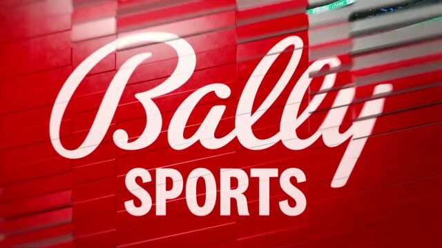 这防守不讲武德！ 东契奇杀入抛投被顶裆露出痛苦面具