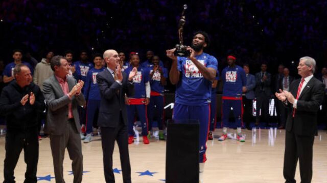 高举奖杯并含泪发表获奖感言 恩比德实至名归收获MVP