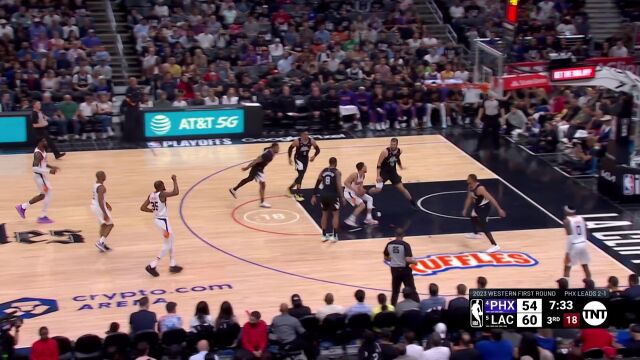 内线予取予求！布克人缝闪转腾挪勾手上篮打成2+1