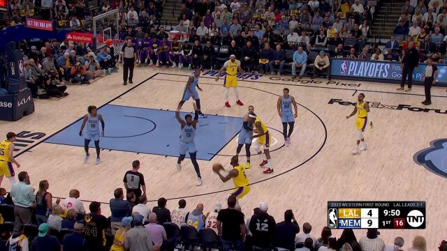 浓眉人群之中高高跃起 旱地拔葱双手暴扣得手