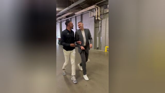 这着装是和热火谈生意？约基奇谈笑风生一身西服帅气入场