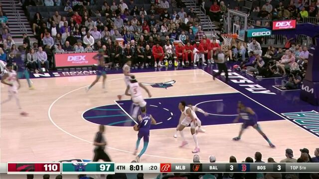 凯-琼斯长臂一挥再送钉板大帽 反击再献扣篮诠释攻防一体