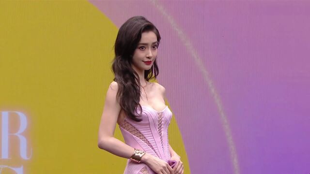 Angelababy杨颖身着浅紫渐变羽毛拖尾长裙亮相时尚芭莎年度派对,美得舒展自如