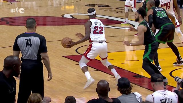 无差别降维打击！巴特勒攻防转换后撤步跳投颜射怀特