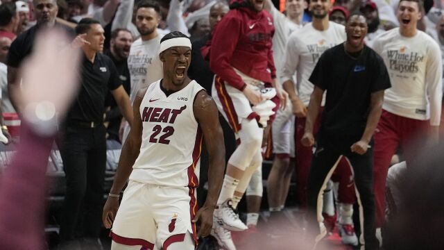 巴特勒vs雄鹿集锦 天神下凡狂砍56分误解输出逆转雄鹿