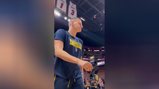 约老师赛前一展超巨气质 冷静热身寻找手感