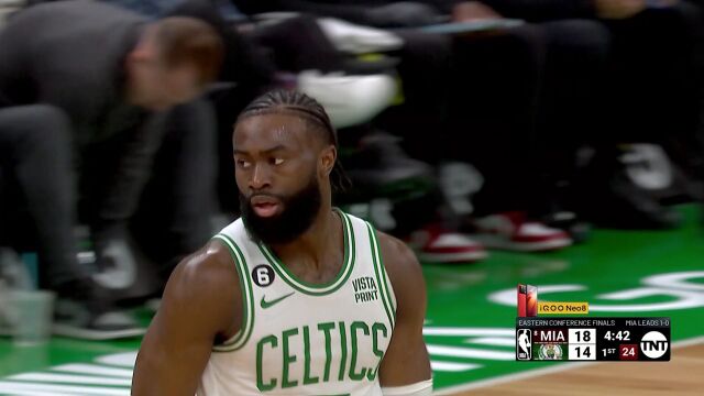 主打一个迎难而上！布朗无视高压防守跳投命中