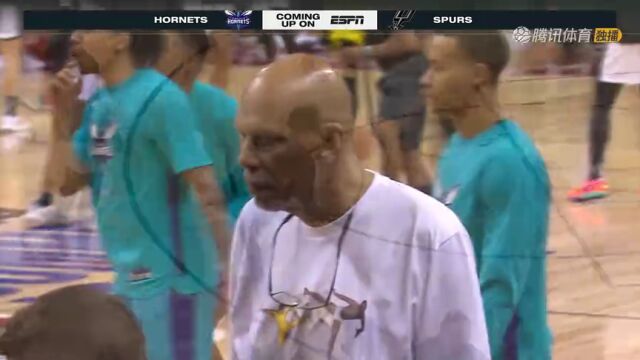 见证时代的更替！名宿贾巴尔场边观战文班亚马NBA夏联赛场首秀