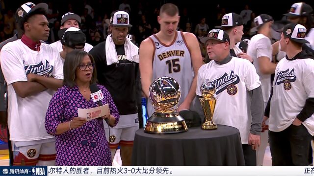 服装组扣鸡腿！颁奖典礼上约基奇太胖穿不上T恤索性放弃不穿了