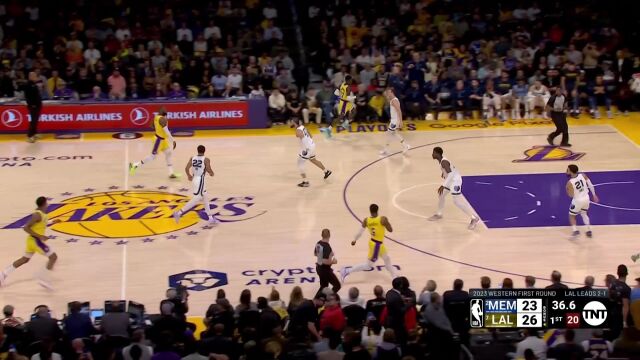 虽迟但到！詹姆斯气定神闲急停三分一箭穿心